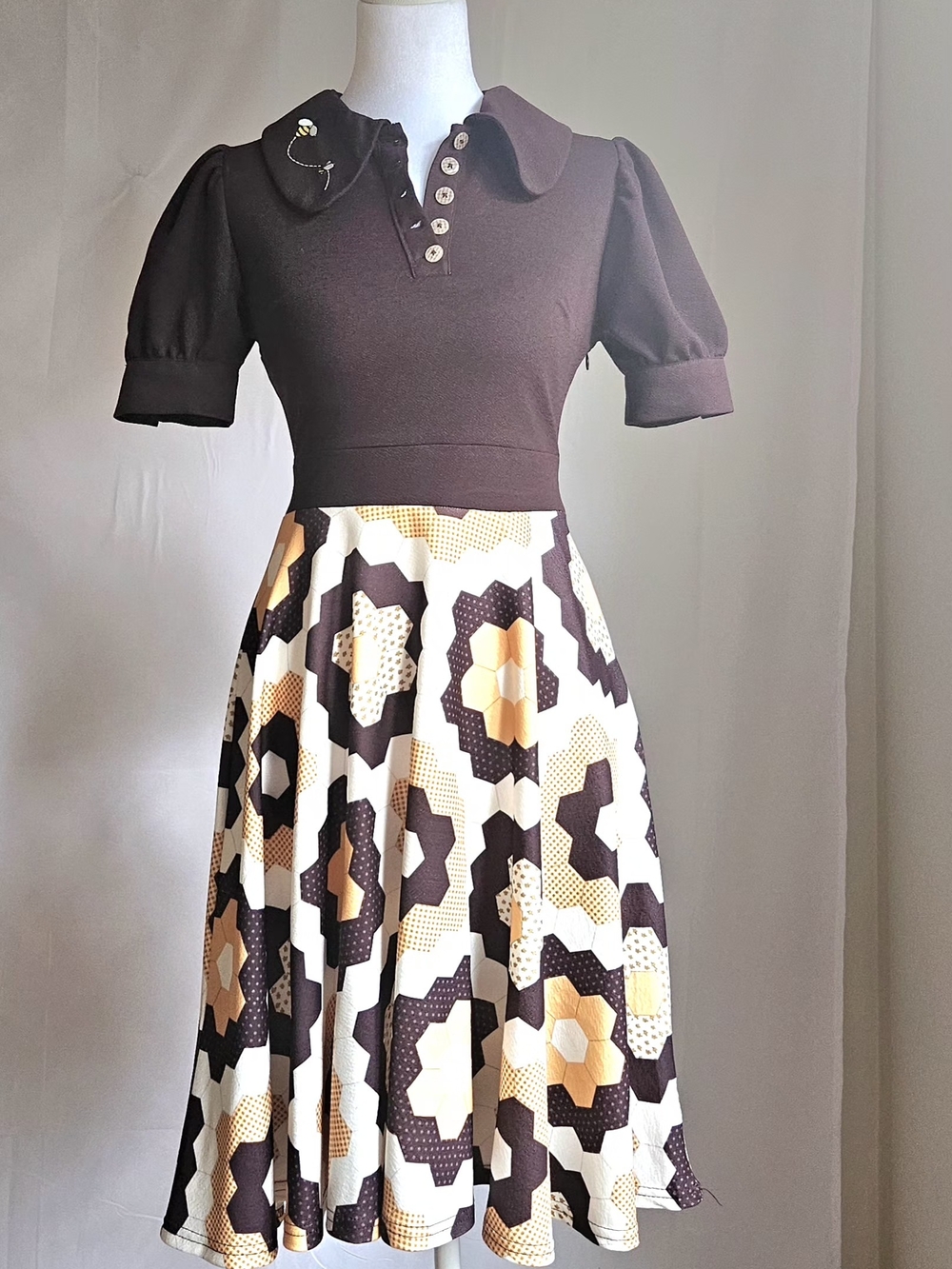​Smak Parlour Retro 70s Honeybee Mod Dress Brown Hexagon Honeycomb Flare Small - Picture 2 of 16